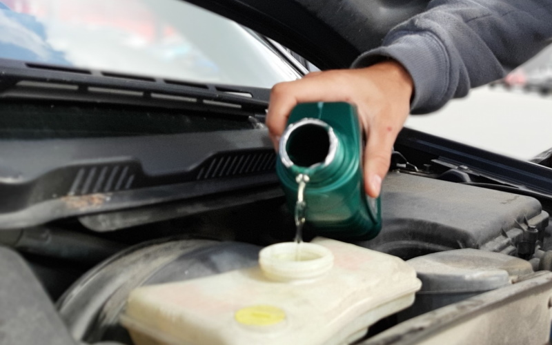 mecca-4418603_1920-trimmed Liquid being poured into car