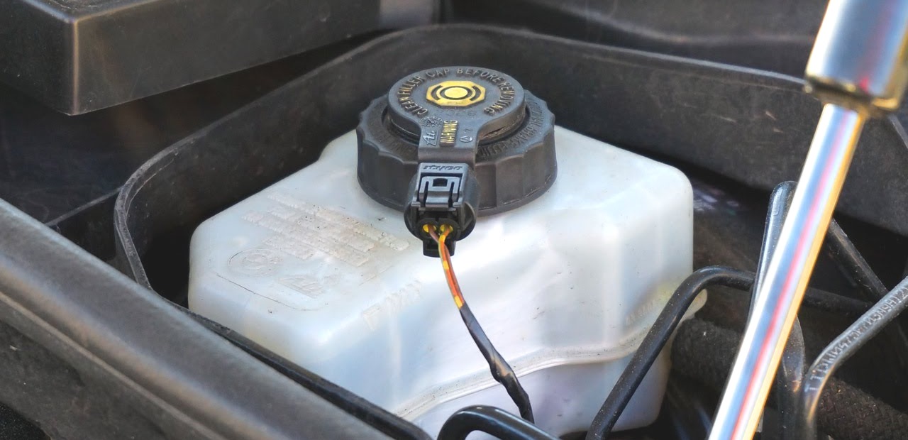 clutch-fluid-replacement-hamilton Clutch fluid reservoir during a clutch fluid replacement