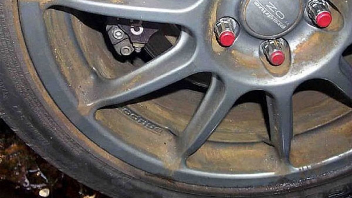 brake-dust-repairs-hamilton Brake dust buildup on an alloy car wheel