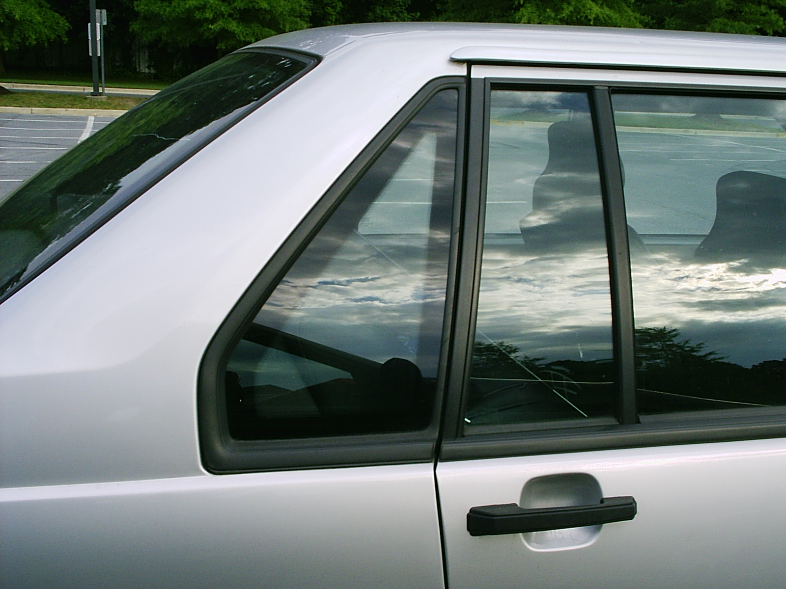 Samsung Quarter window glass on the side of a car