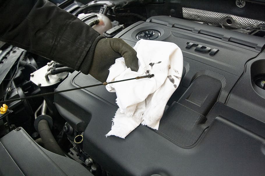 oil change Grimmer Motors Grimmer Motors mechanic performing an engine oil change