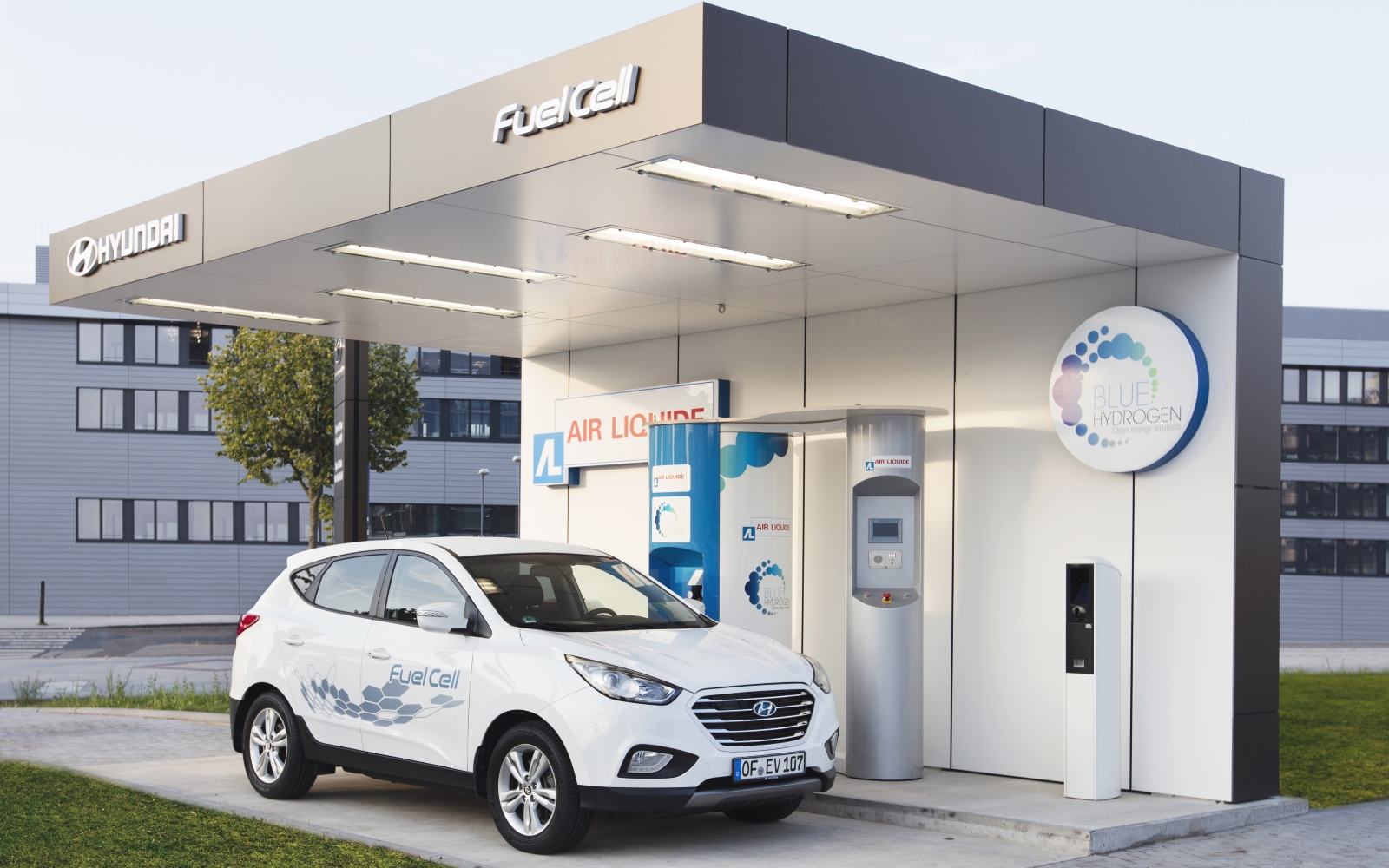 public-hydrogen-station-hyundai-3-1610 Hyundai refuelling at a public hydrogen station