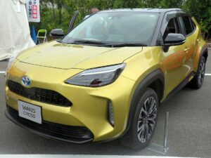 https://upload.wikimedia.org/wikipedia/commons/thumb/7/78/Toyota_YARIS_CROSS_HYBRID_Z_2WD_%286AA-MXPJ10-BHXGB%29_front.jpg/1200px-Toyota_YARIS_CROSS_HYBRID_Z_2WD_%286AA-MXPJ10-BHXGB%29_front.jpg
