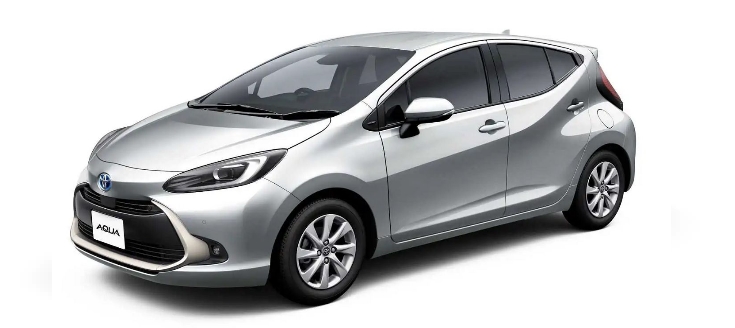 Toyota Aqua hybrid car for battery replacement